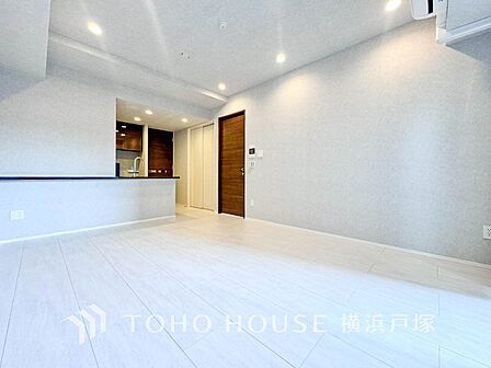 【Living room】光と風が溢れる開放的なリビングダイニングには自然と家族みんなが集まってきます。明るく穏やかな空気の中で飲んだり、食べたり、笑ったり。