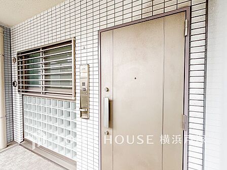 【Entrance】居住者の帰り、訪れる方を優しく迎え、安らぎに満ちた生活空間を予感させる。健やかな暮らしを楽しめそう。