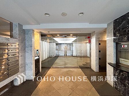 【Entrance】上質感漂うエントランス。めまぐるしく過ぎ行く日々の中でゆったりとした休息と癒しを提供してくれる。