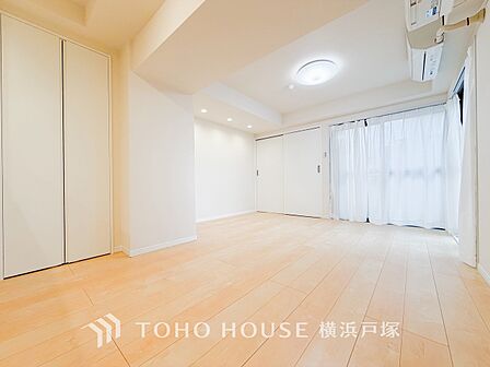 【Living room】ここにはみんなが集い、食事と楽しい会話が始まる。話に夢中になりすぎて、ついつい時を忘れてしまう。