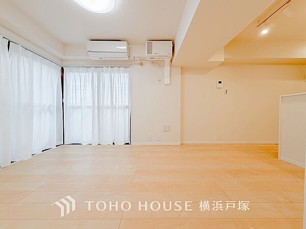 【Living room】一日の中で多くの時間を過すことになる住まいだからこそ、いつも穏やかな空間であるように心掛けています。