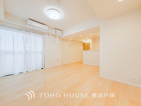 【Living room】広々としたＬＤＫは、シックでモダンな内装。伸びやかな空間の中で、家族団らんのひとときを過ごせます。