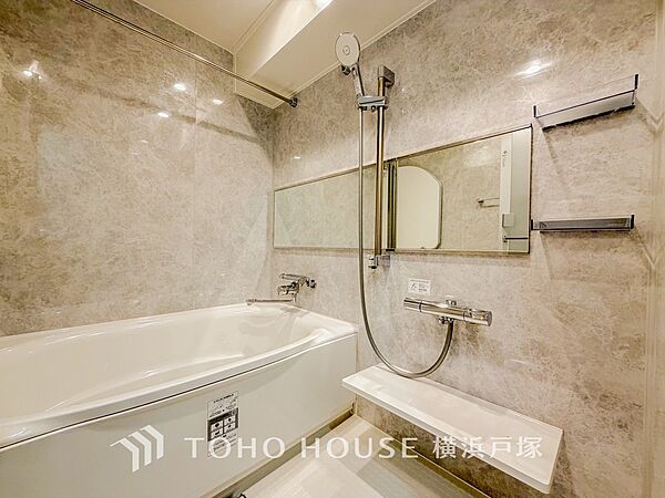 【Bathroom】リラックスできるよう優しいカラーをチョイスしました。時を忘れるほどのんびりできる空間に。
