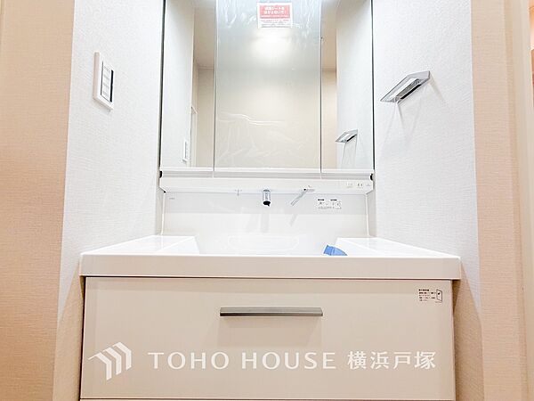 【Powder room】快適な使い心地とゆとりある空間が1日の疲れを解きほぐすバスルーム。空間も浴槽もゆったり使える設計。