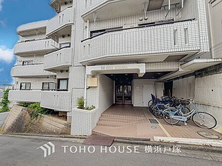 【Entrance】エントランスは毎日の行き帰りで使う大事な空間です。明るい基調で華やかなデザインを採用。