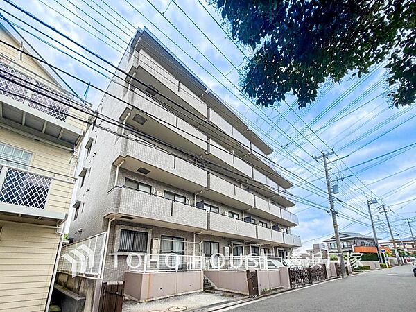 【Appearance】爽やかな青空の下に贅沢なほどに降り注ぐ陽光、豊かな居住性と、クオリティが見事に調和した住空間は、住まうことの喜びを感じさせてくれます。