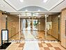 エントランス：【Entrance】色合いも落ち着いた色を中心に構成され、重厚感のある雰囲気で居住者・来客者を迎えてくれます。