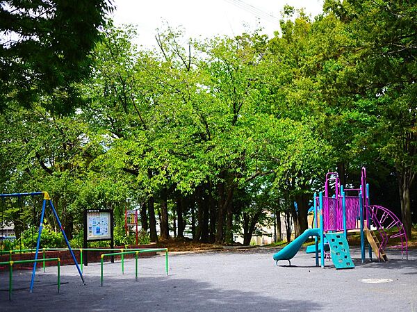 日限山公園まで約400m。緑いっぱいで癒される公園。遊具も揃っているので、小さなお子様も楽しく遊べます。