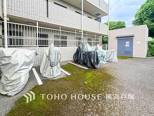 【バイク置場】安心・便利なバイク置き場。専用スペースで大切なバイクを守り、快適な移動をサポートする理想的な場所。