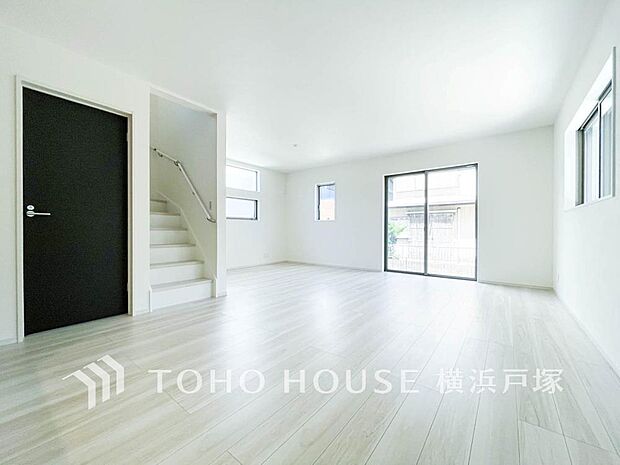 【Living room】広々としたリビングダイニングは、シックでモダンな内装。落ち着いた雰囲気に包まれて、伸びやかな空間の中で、ゆったりと家族団らんのひとときを過ごせます。
