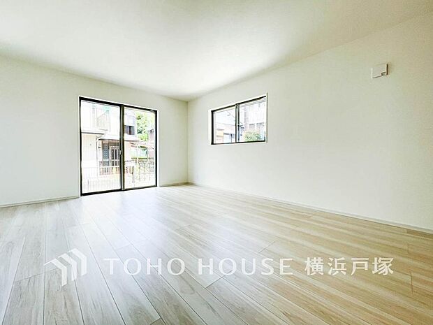 【Living room】柔らかな色合いのフローリングと清潔感の溢れるクロスが明るい空間を創り出しているリビングダイニング。憩いの場に相応しく、ここで楽しむ家族の時間が絆をより深めてくれそうです。