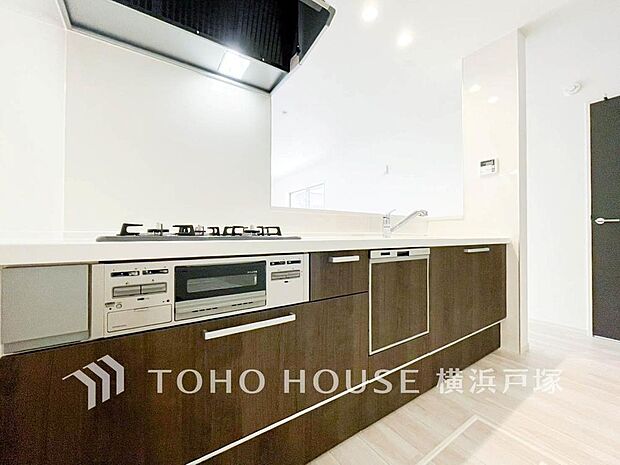 【Kitchen】内装の主役でもあり、日常活躍する重要な水回りでもあるからこそ機能性・デザイン性に力を入れております。お手入れのしやすいシステムキッチンを採用しております。