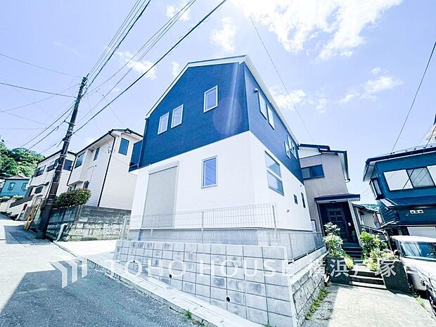 【Frontal road】周辺に建ち並ぶ邸宅も、それぞれに個性がありながらも落ち着いた雰囲気を醸し出している邸宅街の一角。
