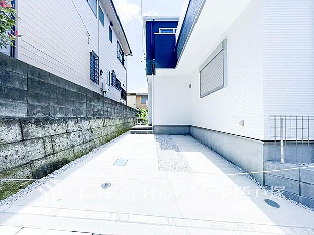 【Car space】ゆったりとした駐車スペースを確保いたしましたので、大きめのお車でも駐車可能です。自転車やバイクなど、ゆとりのある敷地で置き場所に困ることはないでしょう。