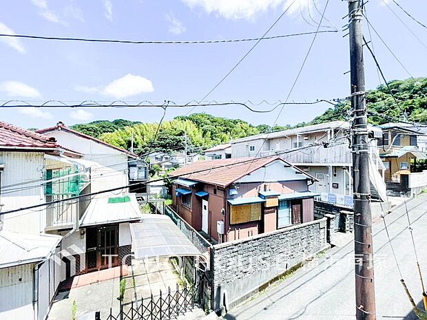 【View】開放感があり、遮るものもなく気持ちのいい景色が広がります。お部屋にも爽やかな風と暖かく柔らかな日差しが差し込み、毎日の暮らしを豊かに彩ります。