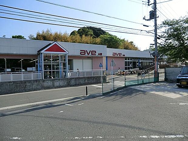 平作エリアの道路沿いにある大型ディスカウントスーパー。広々とした店内に新鮮な食材や日用品が安価で並び、広い駐車場完備で週末の買い物に最適です。