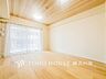 リビング/ダイニング：【Living room】ここにはみんなが集い、食事と楽しい会話が始まる。話に夢中になりすぎて、ついつい時を忘れてしまう。そんな束の間の幸せを感じさせてくれる場所。