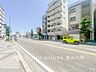 外観：【Frontal road】洗練されたデザインが映える外観。街並みに溶け込みながらも、圧倒的な存在感を放ち、帰るたびに心が弾む美しさ。