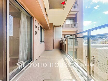 【Balcony】気持ちのいい空が見渡せる広いバルコニー。爽やかな風を感じて、心躍る素敵な暮らしがはじまります。