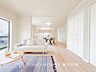 リビング/ダイニング：【Living room】明るく開放的な空間が広がるLDK。室内には豊かな陽光が注ぎ込み、爽やかな住空間を演出。