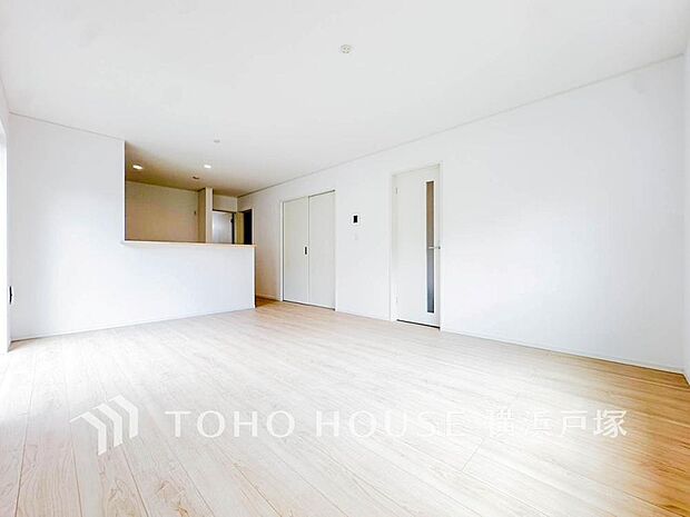 【Living room】明るく開放的な空間が広がるLDK。室内には豊かな陽光が注ぎ込み、爽やかな住空間を演出。