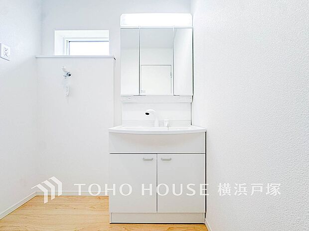 【Powder room】清潔感のあるプライベート空間は、身だしなみチェックや肌のお手入れに最適です。収納もあり、スッキリと見映えの良い空間に拵えました。時間に余裕とゆとりを持たせます。