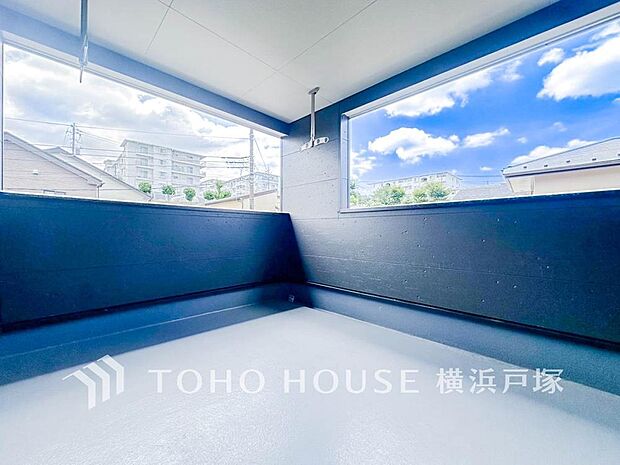 【Balcony】暮らしの中で光と風を演出してくれるバルコニー、見事なまでの開放的な空間を演出しながら、プライベート性も確保された空間は我が家の自慢です。