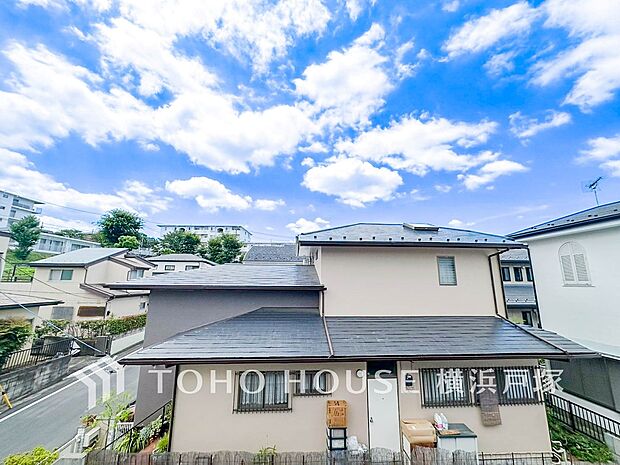 【View】開放感があり、遮るものもなく気持ちのいい景色が広がります。お部屋にも爽やかな風と暖かく柔らかな日差しが差し込み、毎日の暮らしを豊かに彩ります。