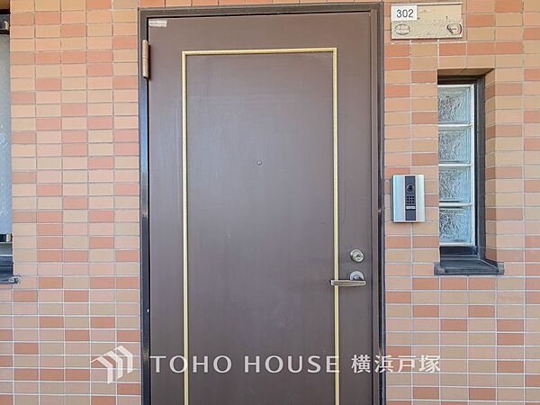 【Entrance】居住者の帰り、訪れる方を優しく迎え、安らぎに満ちた生活空間を予感させる。健やかな暮らしを楽しめそう。