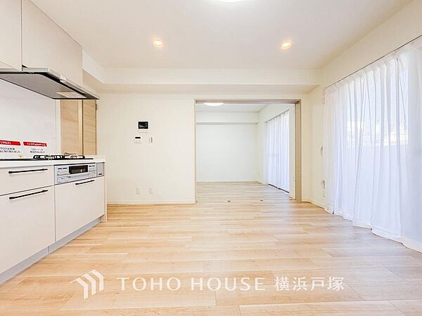 【Living room】家族と過ごすひと時を溢れる光が優しく包み込むリビングダイニング。家族とともに、心穏やかに過ごすひととき。家族との時間、自分の時間を大切にできる空間がここにあります。