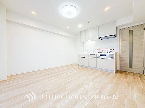 【Living room】家族みんなが爽やかに健やかに過ごせるように、溢れる光をたっぷり取り込んだリビングダイニング。集いの場、憩いの場としての快適性を求めたやすらぎの空間です。