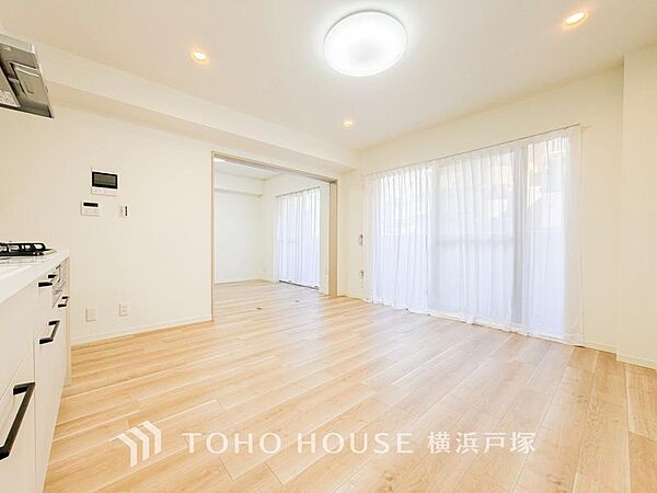 【Living room】一日の中で多くの時間を過ごすことになる住まいだからこそ、いつも穏やかな空間であるように心掛けています。構成する建材などへの配慮が、住まう方の健康を守ります。