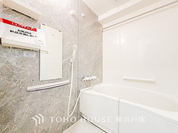 【Bathroom】1日の疲れを癒すバスルームは、心地よいリラックスを叶える清潔感溢れる美しい空間です。心からゆったりと寛いでいただけるよう、ゆとりのスペースを確保してます。
