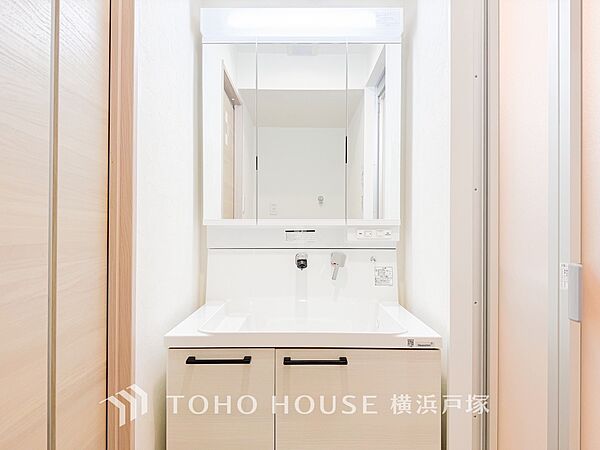 【Powder room】清潔感のあるプライベート空間は、身だしなみチェックや肌のお手入れに最適です。