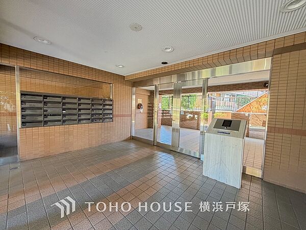 【Entrance】洗練と温もりが調和するエントランスホール。訪れる人を心地よく迎え、特別な空間への期待感を高めます。