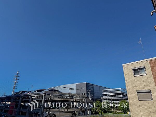 【View】手を伸ばせば、ふれることが出来そうな環境が、そのままインテリアになったような印象です。その豊かな眺望にふさわしい空間には、通風・採光にも優れ、心地よい光と風があふれています。