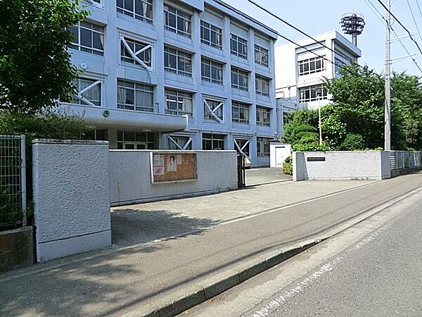 秋葉台公園に隣接する活気ある公立中学校。学力向上と部活動の活性化に注力し、生徒の主体性を重んじながら地域と連携して心豊かな青年を育みます。