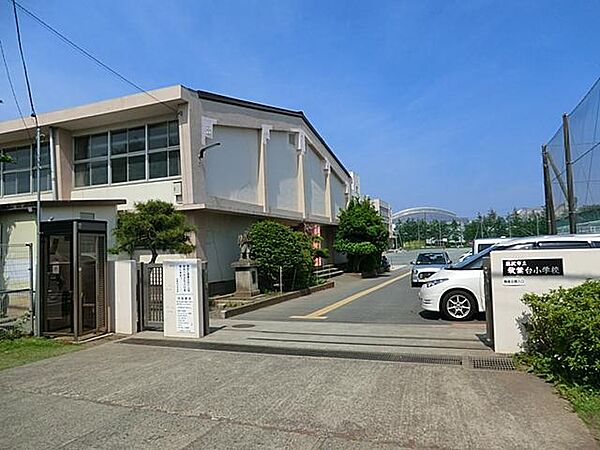 緑豊かで明るい環境に恵まれた公立小学校。充実した環境で子どもの自主性と思いやりの心を育み、地域や保護者の深い絆でその成長を見守ります。