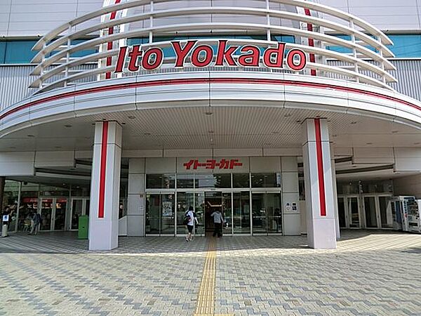 湘南台エリアの暮らしを総合的に支える大型商業施設。新鮮な食料品や衣料品、飲食店が集まり、広い駐車場完備で週末の家族の買い物に最適です。