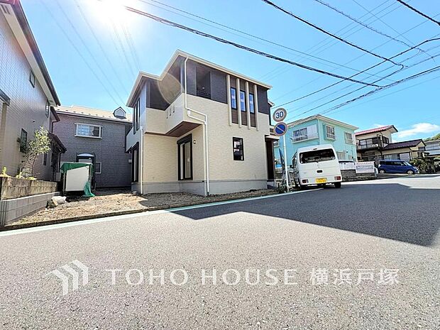 【Appearance】穏やかな風と陽光を導き、プライバシーに配慮された設計プランを採用し、居住性を一段と心地よいものにしています。周辺環境とのコラボレーションにより明るく開放的な空間を演出。