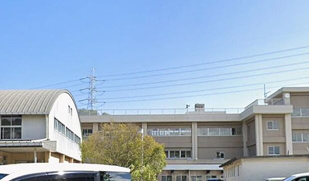 横須賀市立粟田小学校まで約100m。