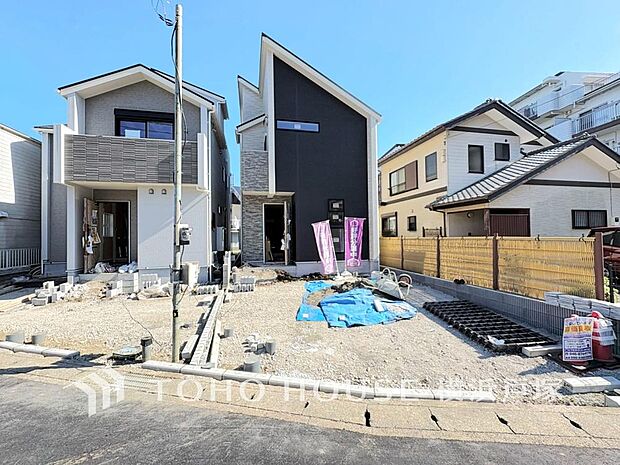 【Appearance】堂々たる趣ながら、主張し過ぎずどこか余裕を感じさせるシャープなフォルムで佇む邸宅は、晴天の空と照らし合わせる事で、本来あるべき完成形の姿を見せてくれます。