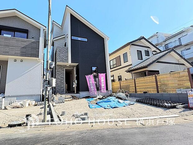 【Car space】住まいの外観と調和するカースペース。お車の乗り降りや荷物の出し入れも行いやすい駐車スペースです。