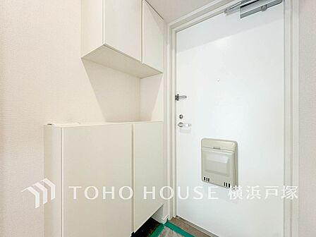 【Entrance】シンプルながらも洗練された印象の玄関スペース。住まいの入口として、さりげない良質感を感じられる空間です。