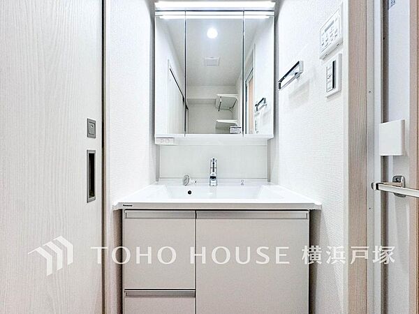 【Powder room】清潔感のあるプライベート空間は、身だしなみチェックや肌のお手入れに最適です。収納もあり、スッキリと見映えの良い空間に拵えました。時間に余裕とゆとりを持たせます。