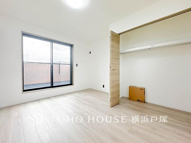 【Room】大きな窓からたっぷりと陽光が注がれる明るい空間。家族の成長に対応できる永住仕様の間取り。時を忘れて過ごす場所として過ごせるお部屋。