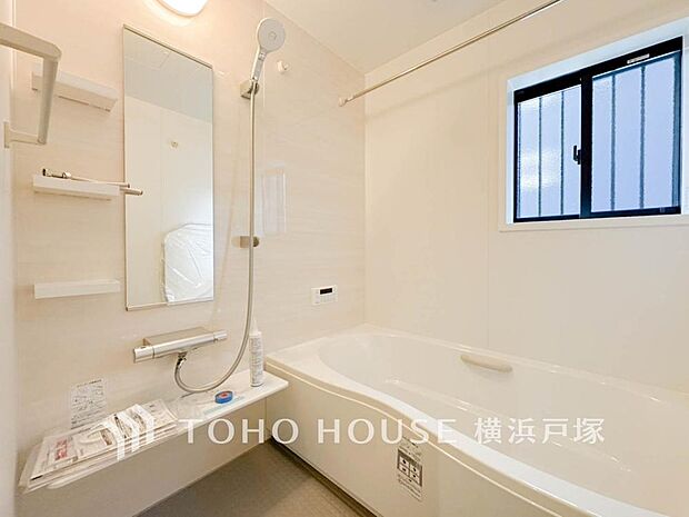 【Bathroom】1日の疲れを取り心身を癒すことができる住まいの中のリラクゼーション空間、リラックスできるよう優しいカラーをチョイスしました。時を忘れるほどのんびりできる空間に。