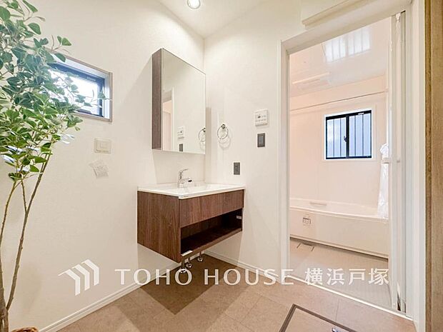 【Powder room】ご家族の1日が始まり、1日が終わりを締めくくる洗面空間。洗濯機を配置しても十分なスペースを確保した設計となっております。