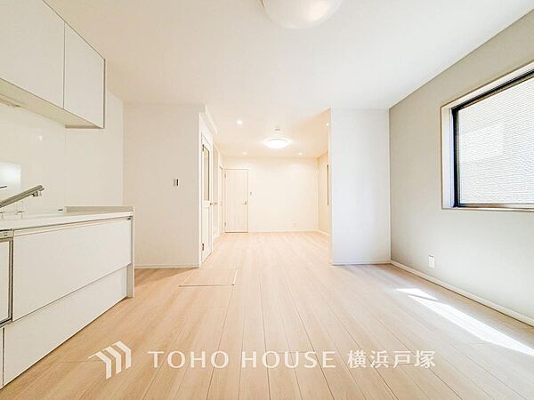 【Living room】家族と過ごすひと時を溢れる光が優しく包み込むリビングダイニング。家族とともに、心穏やかに過ごすひととき。家族との時間、自分の時間を大切にできる空間がここにあります。