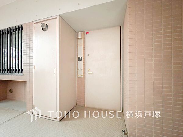 【Entrance】居住者の帰り、訪れる方を優しく迎え、やすらぎに満ちた生活空間を予感させる。健やかな暮らしを楽しめそう。
